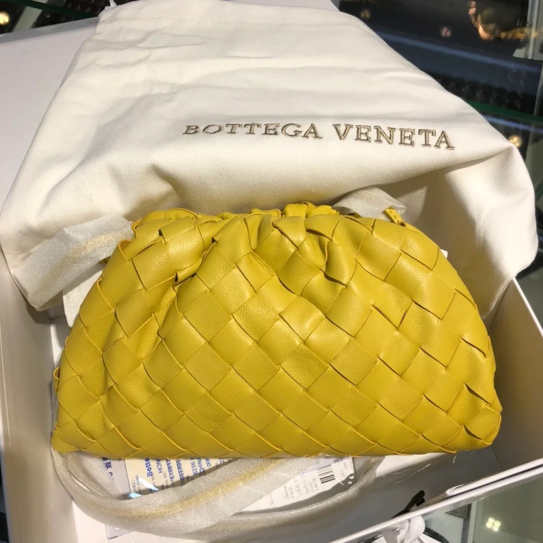 BV cloud bag new color available coarse weave large grid weave corn yellow the pouch cloud bag Needless to say, this year's most popular trend is not without its reason. The minimalist design with a little wrinkles is both advanced and a bit lazy. After the new designer came, he directly changed it to a large weave and became super youthful. It also has a touch of fashion. You must buy it. This year's must-have bag Size: 22×12×7cm